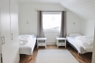 Schlafzimmer mit Einzelbetten in Korsfjorden