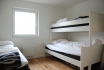 Schlafzimmer mit Stockbett und Einzelbett