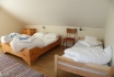 Schlafzimmer mit großen Doppelbetten