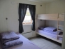 Schlafzimmer mit Einzel- und Stockbett