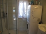 Vega Rorbuferie Haus Nr. 2: Badezimmer mit Waschmaschine und Trockner