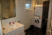 Visit Årviksand Ferienhaus Nr. 2: Badezimmer mit Waschmaschine